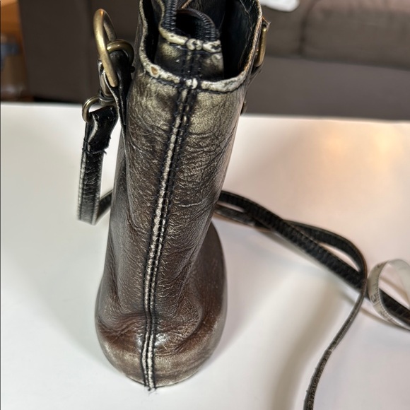 HOBO Vintage Distressed Leather Crossbody Bag - Picture 10 of 11